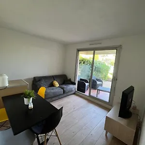 2 Pièces En Rez De Jardin Avec Parking Et Piscine Appartement